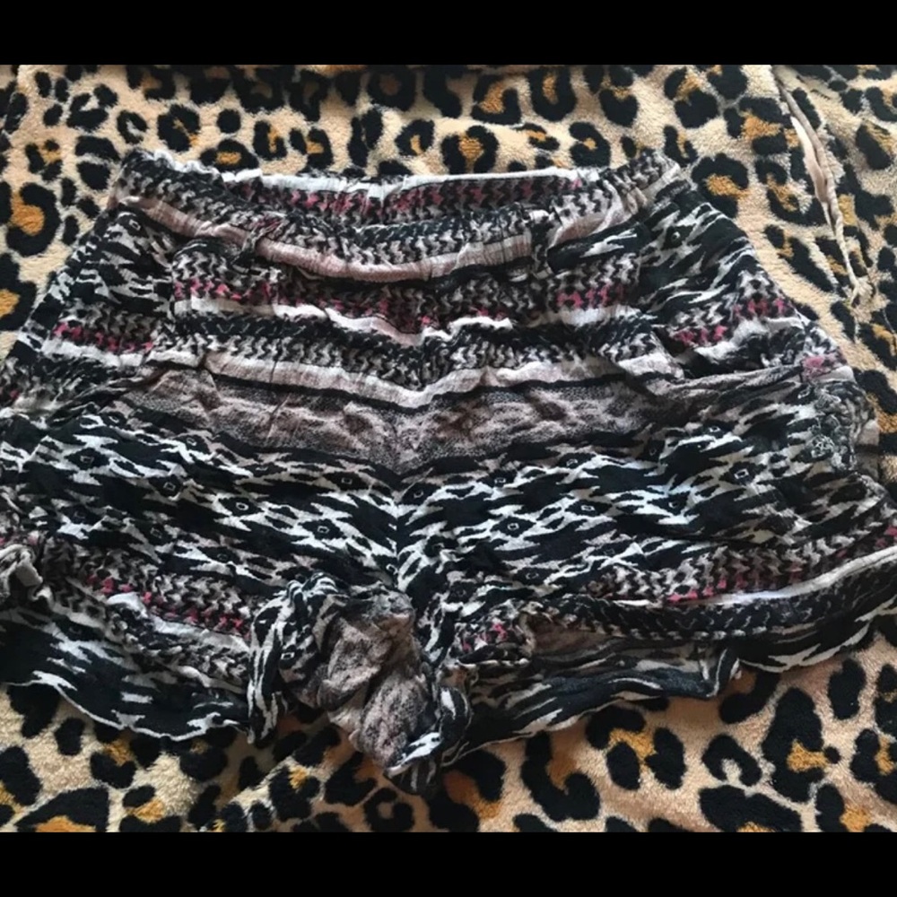 Buckle tribe shorts